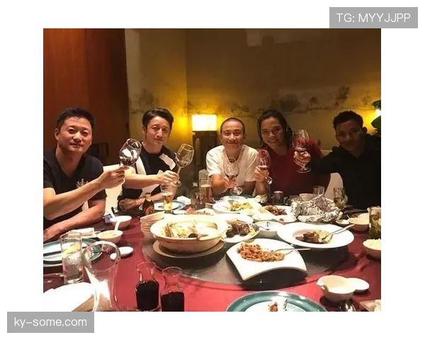 邹市明的朋友圈一张饭局照，把我酸得说不出话